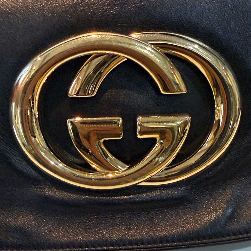 GUCCI Elegant Black Leather Shoulder Bag with Iconic Gold Logo